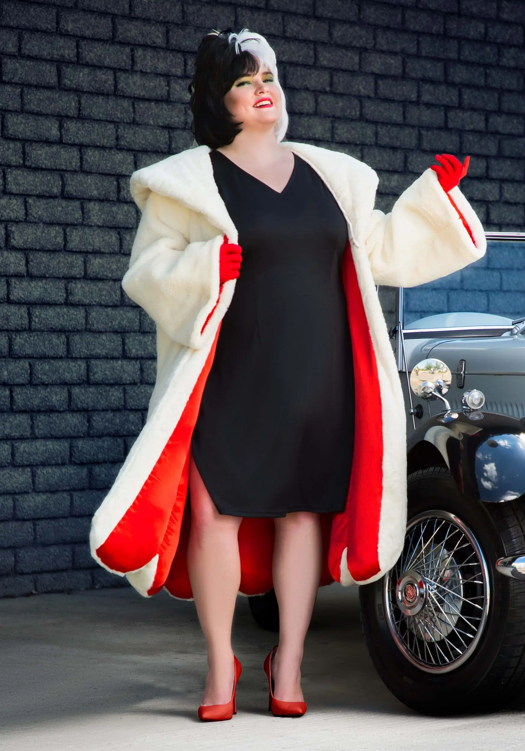 Fun Costumes Cruella De Vil Coat Costume For Plus Size Women From Disney's 101 Dalmatians 4 Fun Costumes Cruella De Vil Coat Costume For Plus Size Women From Disney's 101 Dalmatians - Image 2